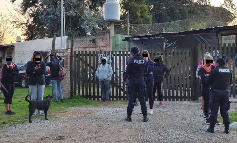 Detenidos por hacer un asado y jugar al fútbol en medio de la cuarentena