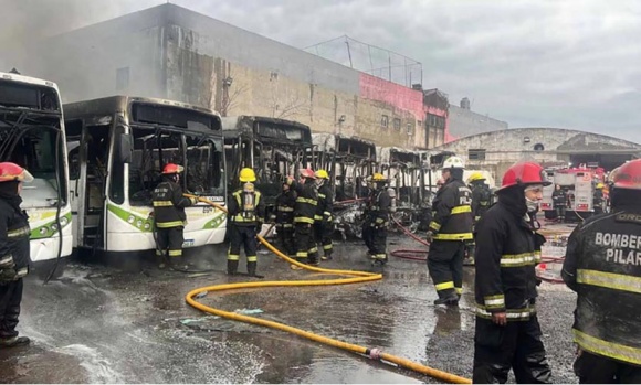 Varios colectivos fueron consumidos por el fuego al incendiarse un galpón de la línea 57