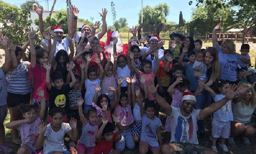 Por las fiestas; Creciendo en Pilar llegó con regalos al hospital pediátrico y un merendero