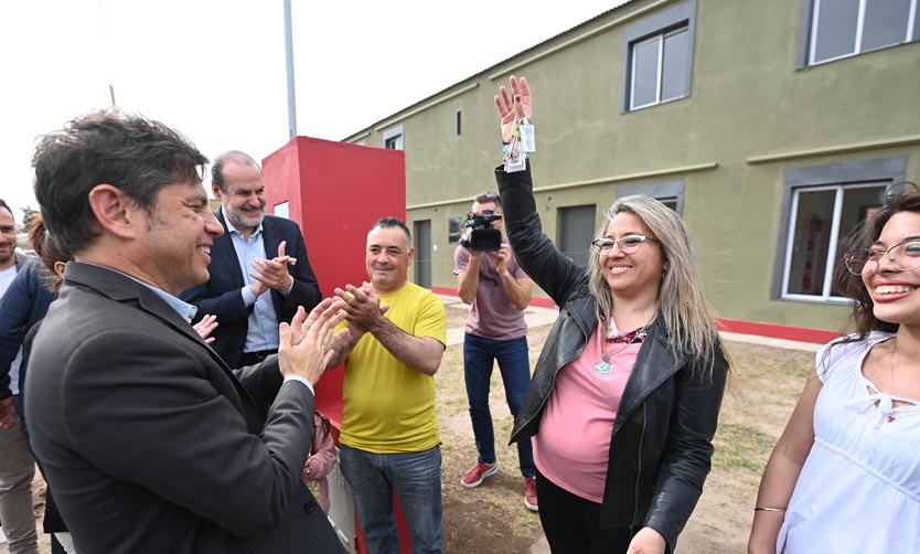 Kicillof entregó viviendas y recorrió obras del plan hídrico