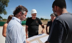 Achával recorrió las obras de construcción de una nueva escuela secundaria