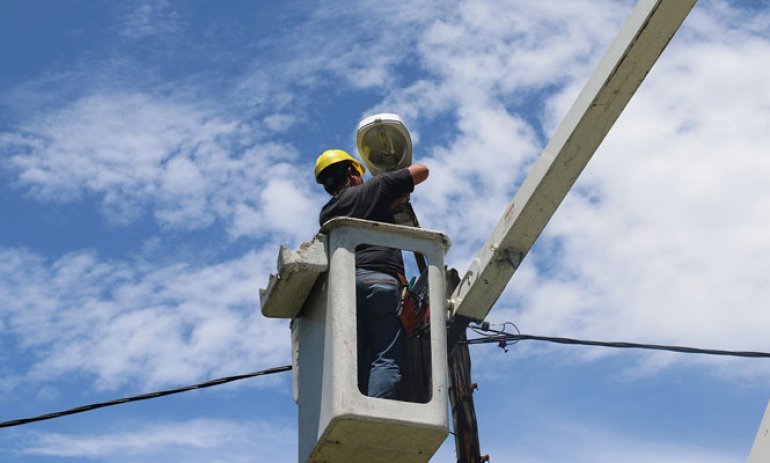 Barrio Pellegrini: Intensifican tareas para renovar la iluminación en la calle Savio