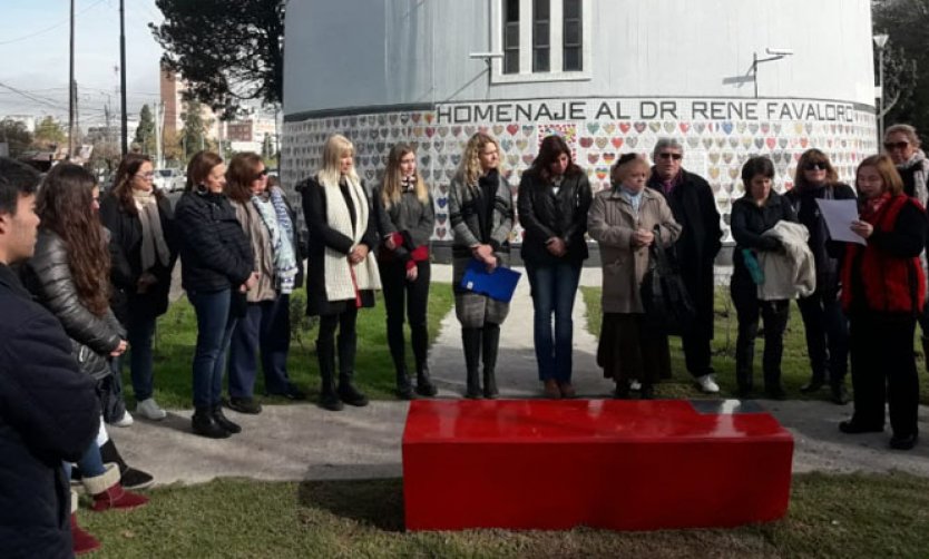 Con la instalación del primer Banco Rojo, Pilar se suma a la lucha contra la violencia de género