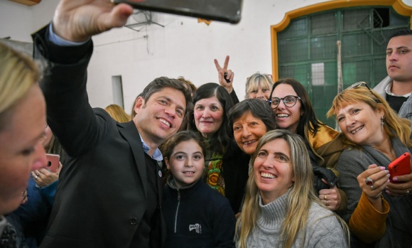 El gobernador Axel Kicillof entregó computadoras a alumnos bonaerenses