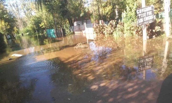 Las lluvias anegaron calles y se desbordó el Río Luján