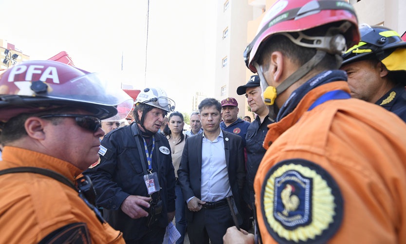 Villa Gesell: Kicillof recorrió la zona del derrumbe del hotel